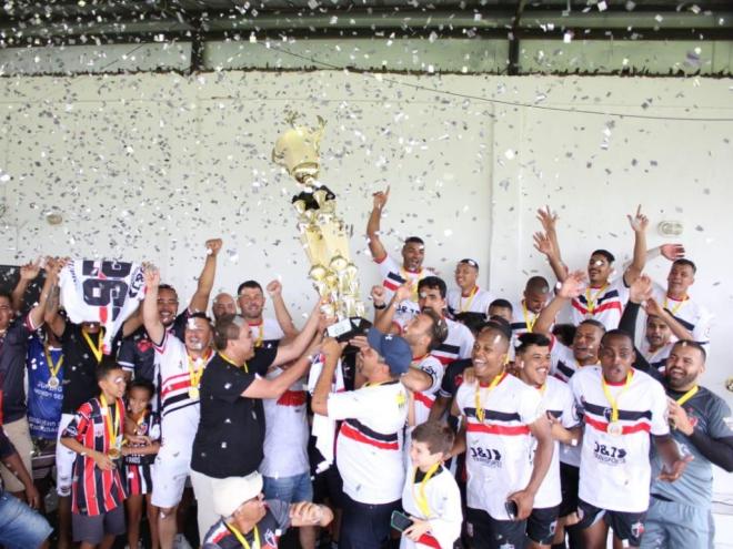 Após o apito final, muita comemoração da torcida visitante, dirigentes e jogadores, pela conquista inédita