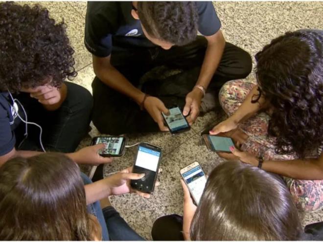 Levantamento com 2.209 docentes de 660 cidades de Minas mostra que 94,6% vê prejuízos no uso inadequado dos celulares pelos estudantes 
