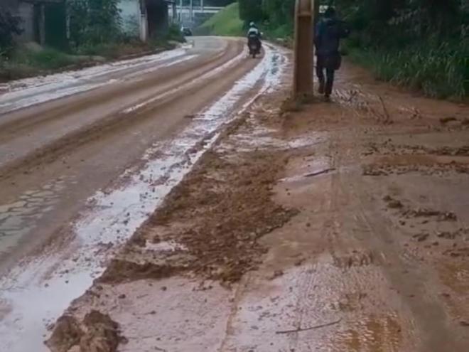 O problema é causado por um deslizamento de terra provocado por um corte no barranco na lateral da via