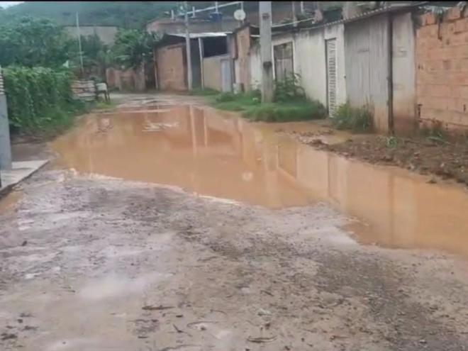 Na rua dos Navegantes, chuva causa inundações constantes, segundo moradores