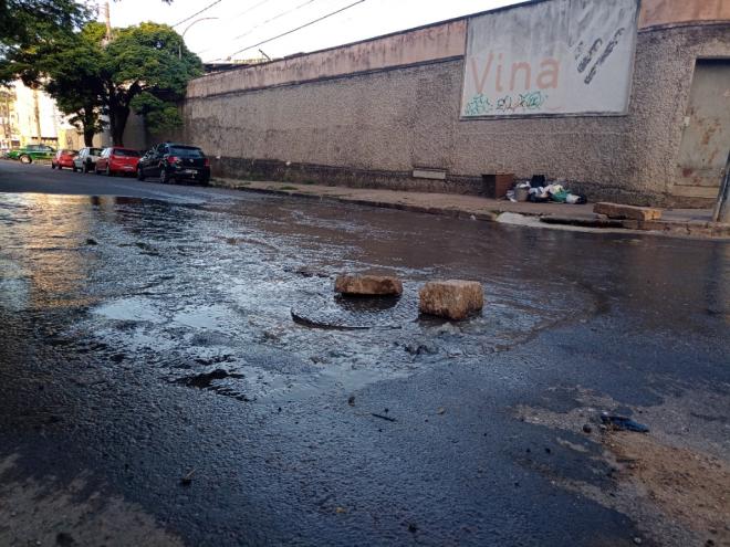 Esgoto fica o tempo todo vazando e deixa parte da rua coberta de água suja
