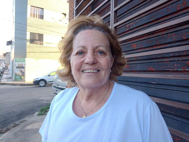 Joana Darque reclama do mau cheiro que o vazamento deixa na rua 