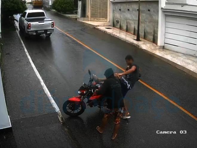 A ação dos dois ladrões foi flagrada por câmera de segurança: menos de 5 minutos para destravar Yamaha Fazer 250 