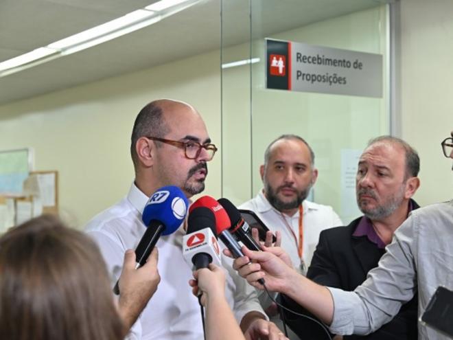 O governador em exercício, Mateus Simões, concedeu entrevista após protocolar os projetos na ALMG