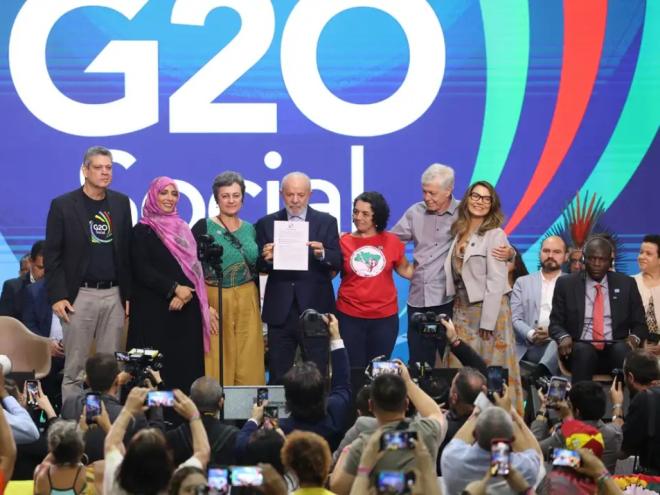 O presidente do Brasil, Luís Inácio Lula da Silva durante ato de entrega do documento final da cúpula do G20 Social, no Boulevard Olímpico na zona portuária da capital fluminense. Foto: Tomaz Silva/Agência Brasil