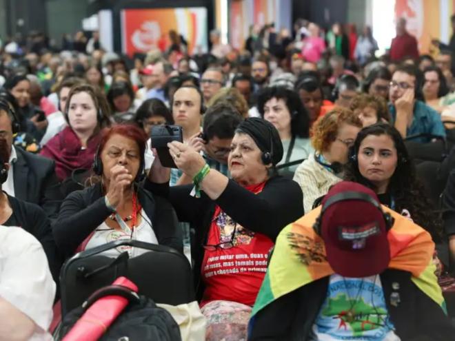 Público assiste plenária que discute Combate à fome, pobreza e desigualdades, no G20 Social no Boulevard Olímpico na zona portuária da capital fluminense. Foto: Tomaz Silva/Agência Brasil 