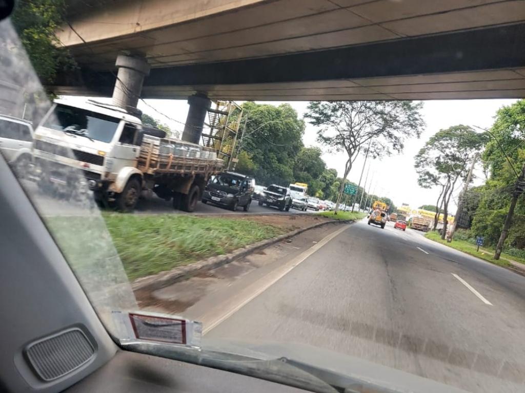 Longa fila de de veículos foi formada na BR-381