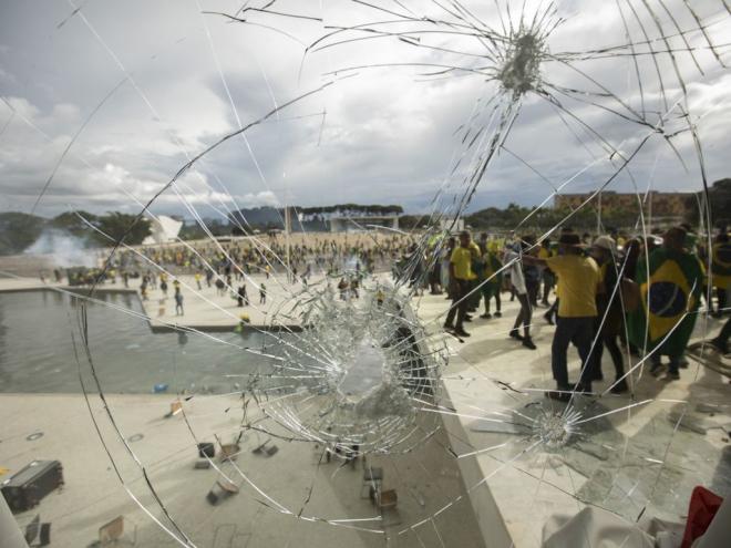 Em 8 de janeiro de 2023 vândalos que pediam golpe invadiram brasileira e destruiram parcialmente as sedes dos três poderes da República 