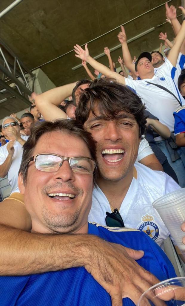 Rodrigo ao lado do irmão Rogério em um dos jogos do Cruzeiro