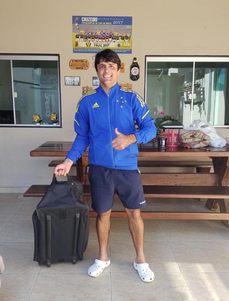 Rodrigo e os amigos irão para Belo Horizonte de carro, e de lá se juntarão a uma caravana de ônibus com destino ao Paraguai 