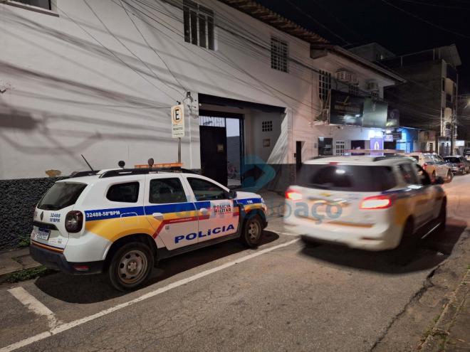 Indivíduo de 19 anos foi detido como suspeito, nega o crime, e foi detido por posse de porçoes de entorpecentes 
