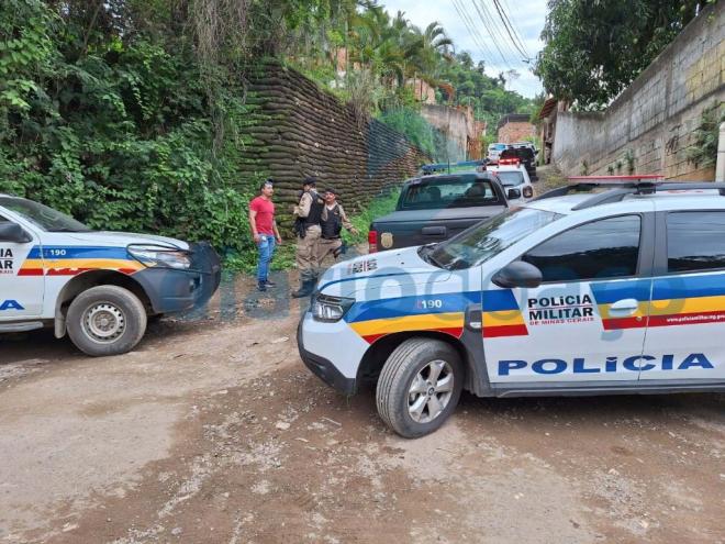 Vizinhos depararam-se com o corpo caído, sem vida, logo no começo da manhã desta quinta-feira 