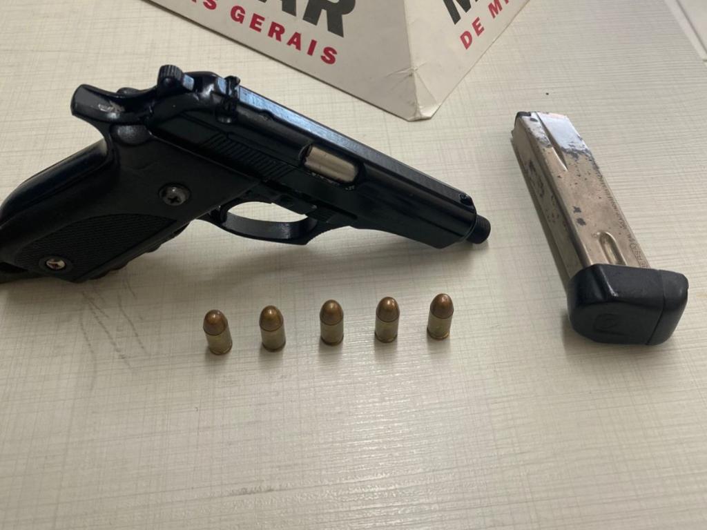 Arma foi encontrada na cintura de um jovem que tentou escapar de uma blitz de trânsito 