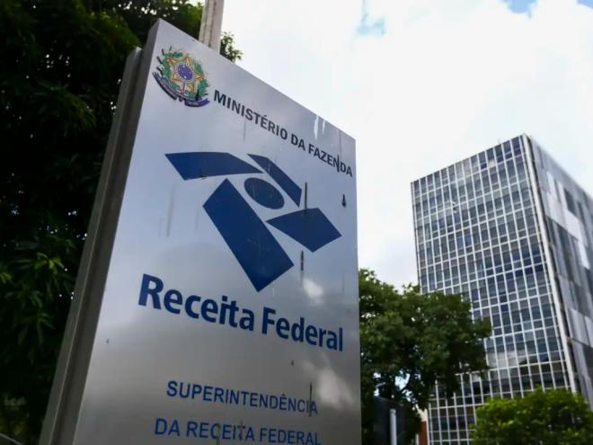 No mês, a arrecadação foi de R$ 247,92 bilho?es, enquanto em outubro do ano passado somou R$ 225,9 bilhões, descontada a inflação medida pelo Índice de Preços ao Consumidor Amplo (IPCA)