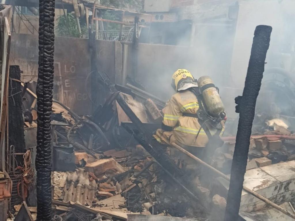 Com a chegada dos militares, linhas de combate direto ao fogo foram estabelecidas e o incendio controlado 