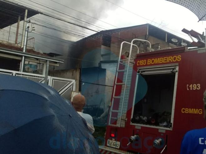 Antes mesmo da chegada dos bombeiros, vizinhos entraram em ação tentando conter o avanço do fogo