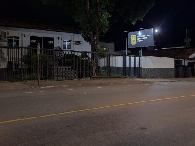 Indivíduo foi apanhado em flagrante fazendo uso de entorpecente em via pública, na delegacia, policiais descobriram que havia contra ele um mandado de prisão expedido pela Justiça