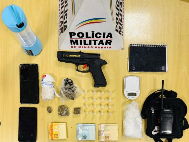 Denunciado por causa de movimentação suspeita em sua residência, jovem de 20 anos foi alvo de operação policial e com ele foram encontrados estes materiais 