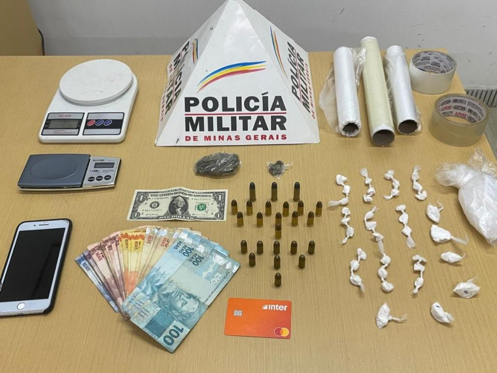 Todo o material apreendido com o jovem abordado no Vila Celeste