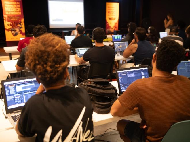 Programação reúne alunos e artistas de música eletrônica