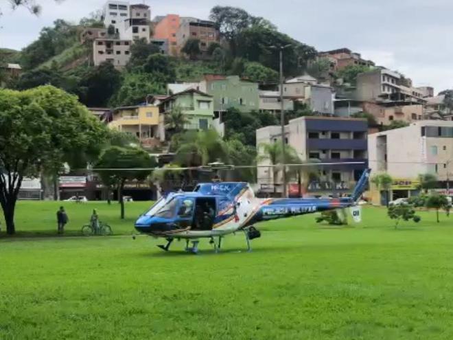 Helicóptero, na rotatória dos bairros Jardim Panorama e Caçula, atraiu a atenção de populares no fim da manhã desta sexta-feira