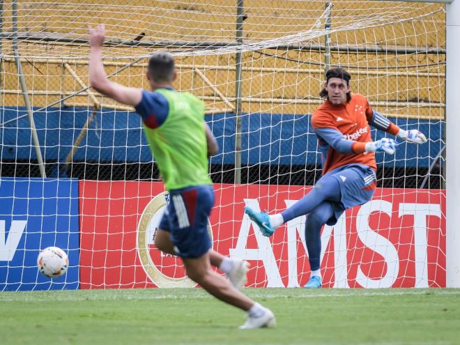 Goleiro Cássio vai atrás do seu primeiro título com a camisa celeste