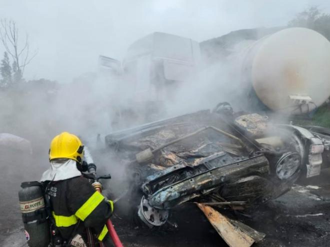 Três equipes do Corpo de Bombeiros atuam no local do acidente