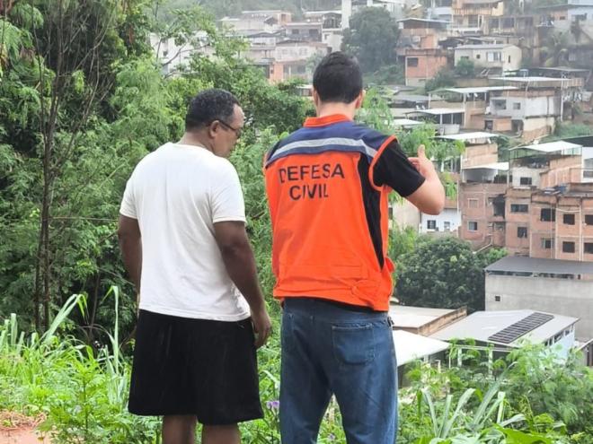Equipes da Defesa Civil atuam nas ruas na manhã deste sábado
