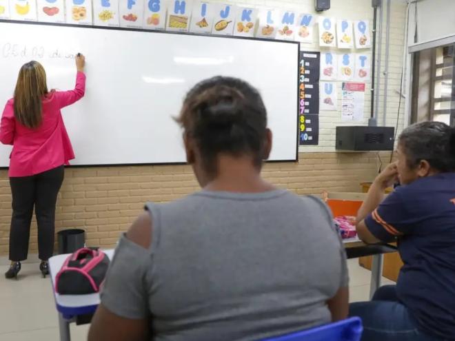 No caso da EJA, ao comprovar matrícula, o estudante recebe o incentivo de R$ 200, e incentivo mensal de R$ 225 pela frequência escolar