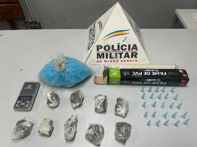 O material que foi encontrado na mochila abandonada por um envolvido com o tráfico de drogas