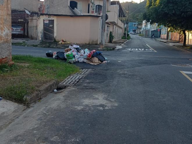 O atraso na coleta domiciliar provocou acúmulo de lixo em diversos pontos da cidade