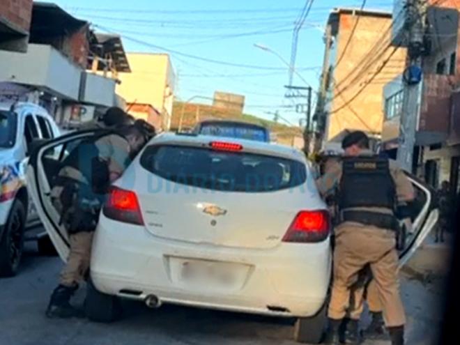 O exato momento que o adolescente é apreendido no banco traseiro de um carro de aplicativo
