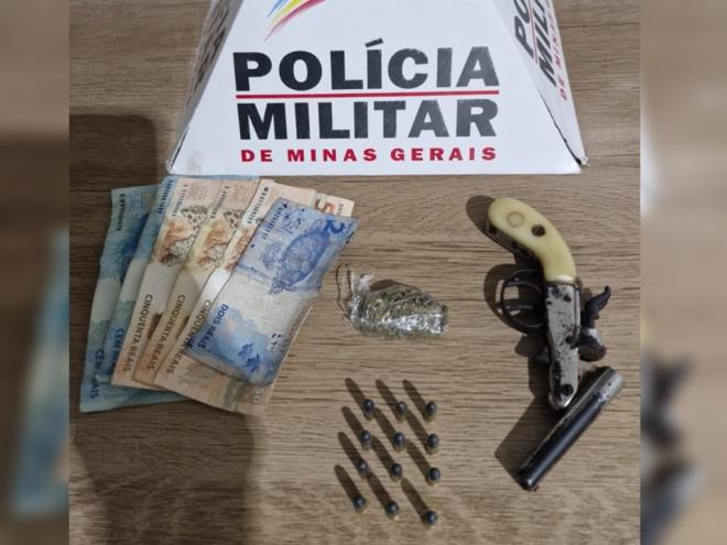 A arma, munição e a porção de maconha, além de dinheiro, apreendidos durante a vistoria na casa do suspeito