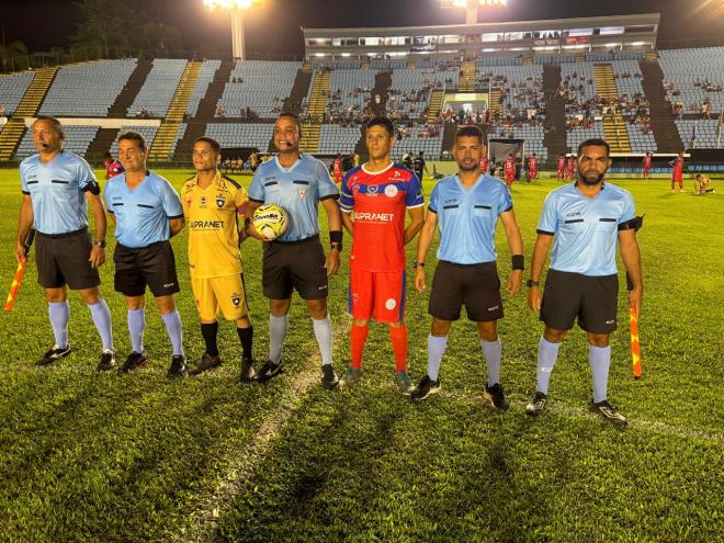 Os capitães e o quinteto de arbitragem: todos fizeram uma semifinal de alto nível