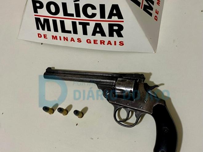 A arma de fogo, um revólver calibre 38, foi apreendida municiada com três cartuchos