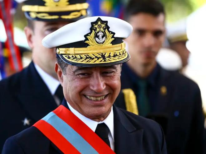O almirante Almir Garnier, então comandante da Marinha, anuiu com a articulação golpista, colocando as tropas à disposição do então presidente Jair Bolsonaro, diz relatório da PF. O plano de golpe de Estado não foi consumado por falta de apoio dos comandantes do Exército e da Aeronáutica.