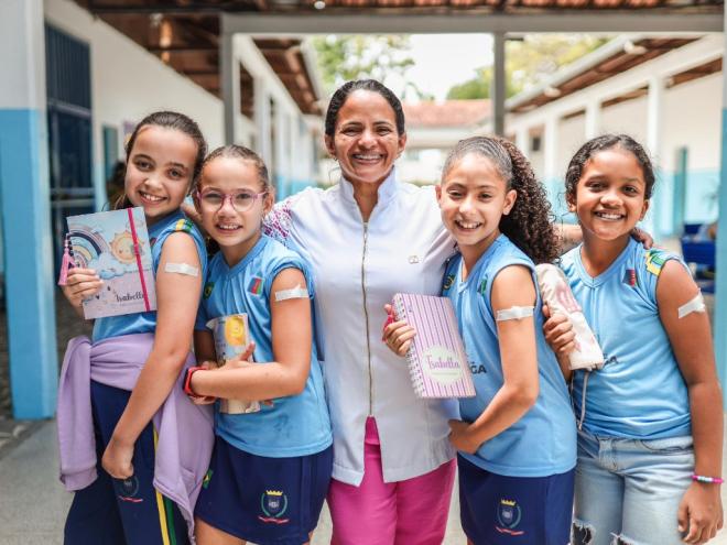 Todas as crianças e adolescentes foram previamente autorizadas pelos pais a receberem os imunizantes