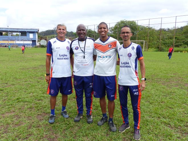Alguns dos profissionais envolvidos com as atividades diárias do “Chute Certo”