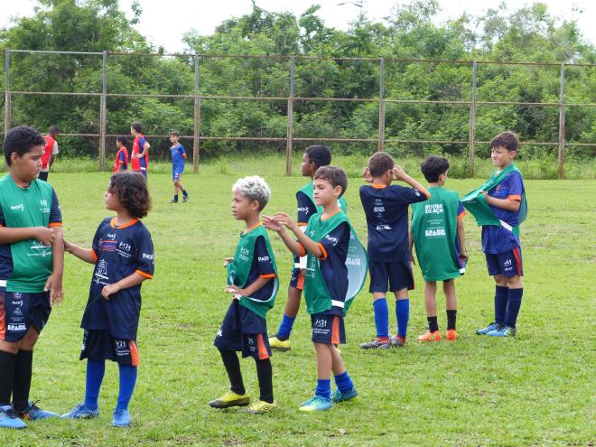 Garotos de todas as idades treinam na Vila Ipanema, em Ipatinga