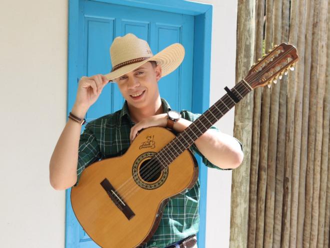 Hyuri Luna é cantor, compositor e violeiro natural de Ipatinga