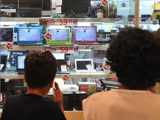 Supermercados, farmácias e lojas lideram as contratações