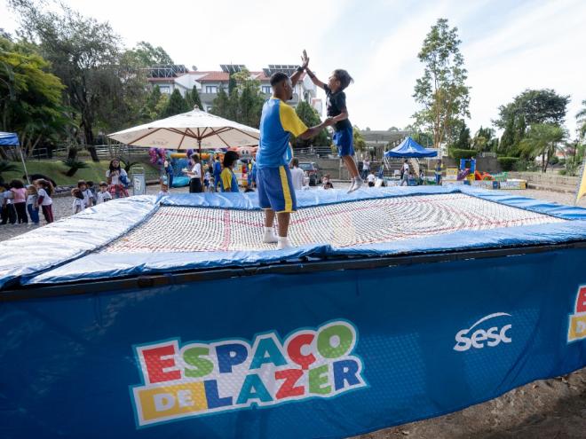 Entre as atividades oferecidas estão cama elástica, pula-pula, pintura facial e oficinas criativas