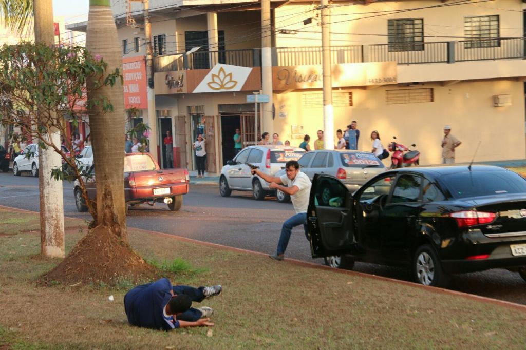 Um fotógrafo captou o momento em que o atirador saiu armado para o atentado 