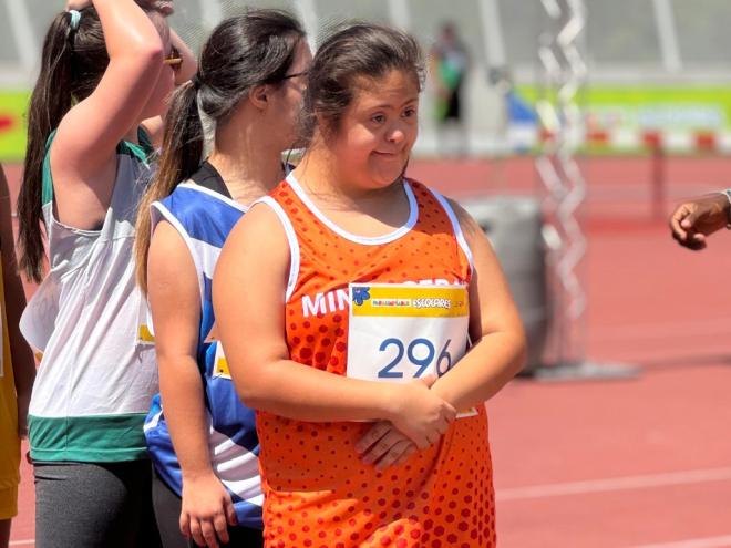 Maria Luiza (Colégio Batista) na prova de corridas do atletismo das Paralimpíadas Escolares
