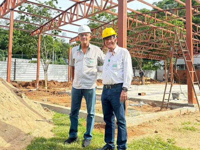 Diretor social Washington Luiz e o presidente Joaquim Cândido Ferreira acompanham melhorias no Clube dos Pioneiros