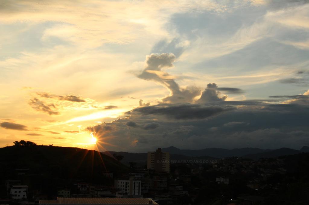 Pôr do sol domingo, em meio à Serra dos Cocais/Coronel Fabriciano