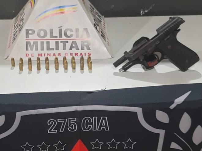 Na residência do ladrão foi apreendida esta arma municiada