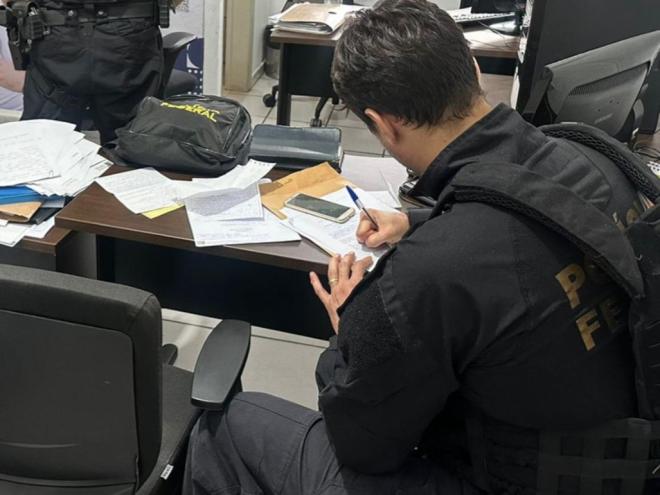 As investigações revelaram o desvio de insumos farmacêuticos comumente usados para adulterar cloridrato de cocaína, visando aumentar o volume da substância ao misturá-la com esses produtos