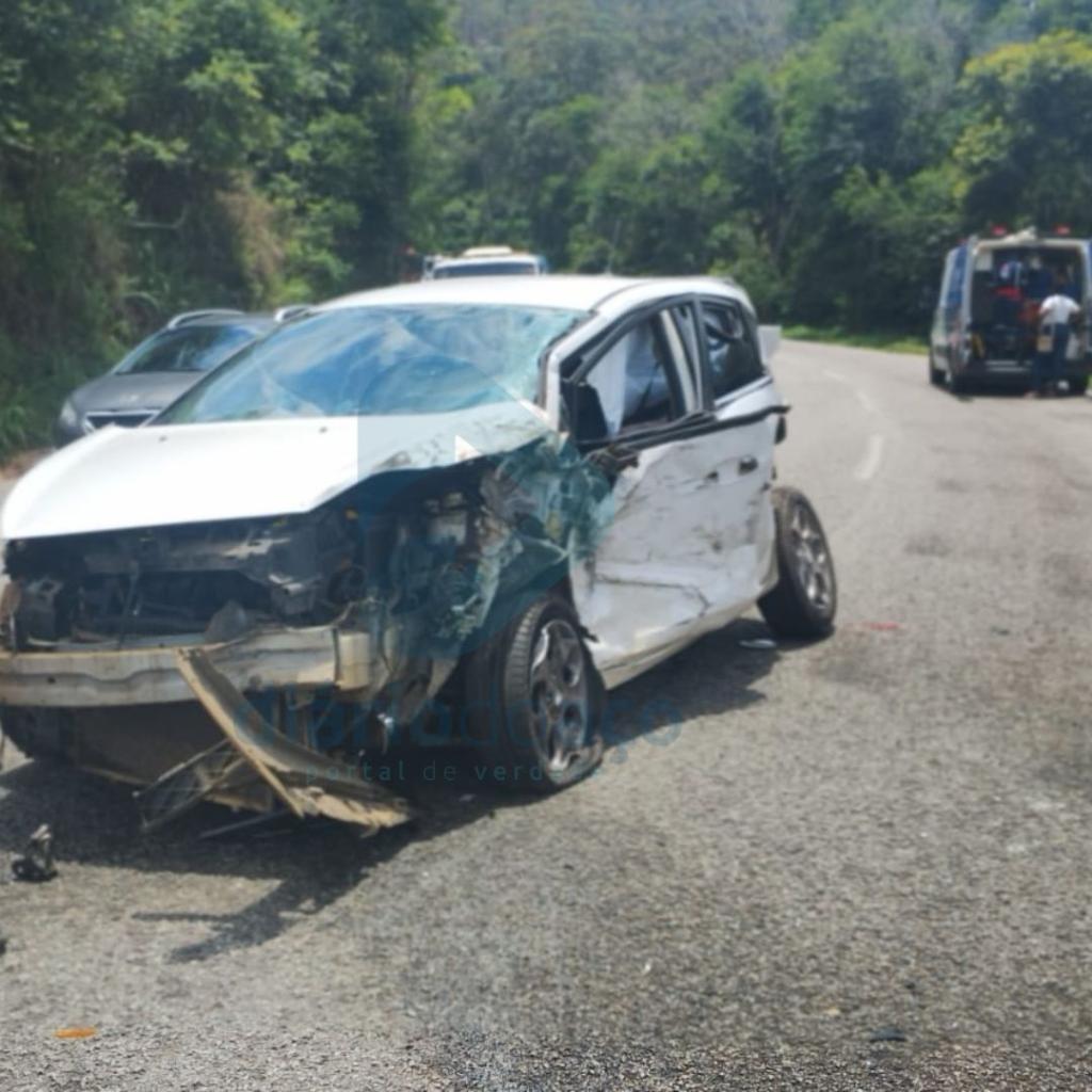 Um homem de 35 anos, condutor de um Ford New Fiesta, de cor branca, sofreu ferimentos leves