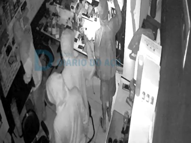 O momento que os autores estavam em uma das lojas atacadas em Santana do Paraíso